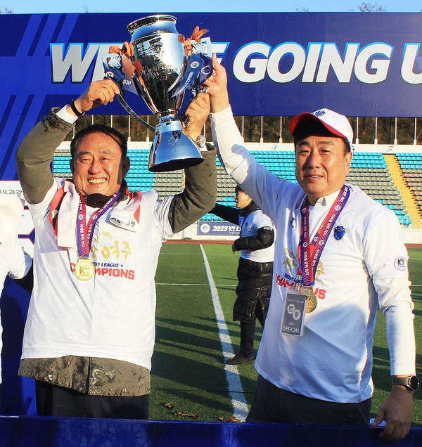 ▲ 이충우 여주시장(좌)과 김영기 단장(우)이 여주FC 우승컵을 들고 있다.
