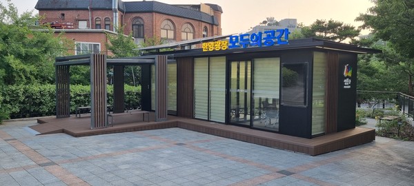 ▲ 성동구 한양광장에 조성한 ‘모두의 공간’ 외부 전경.