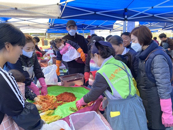 ▲ 시흥시 로컬푸드 김장축제 진행 모습.