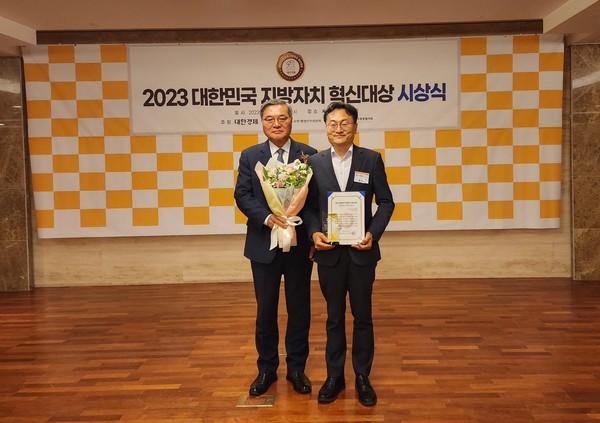 ▲ 엄진섭 부시장(우) 대한민국 지방자치혁신대상 관광혁신대상 수상 모습.