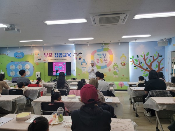 ▲ 미추홀구 아이와 부모가 함께하는 요리 만들기 프로그램 운영 모습.