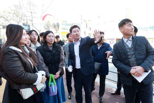 ▲ 이상일 용인특례시장이 역북초등학교를 찾아 후문 앞 인도의 통학환경을 확인하고 안전 조치를 지시했다.