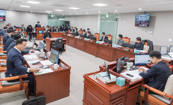 ▲ 경기도의회 도시환경위원회, 행정사무감사 모습.