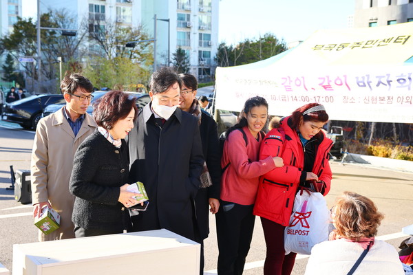 ▲ 같이같이 바자회에 참석한 김성제 의왕시장.