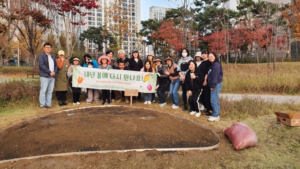 ▲ 다산2동 시민참여형 마을정원사업 가을 구근 식재 행사 개최 모습.