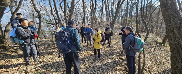 ▲ 김보라 안성시장과 관계자들 금북정맥 국가생태문화탐방로 조성사업 현장점검 실시 모습.