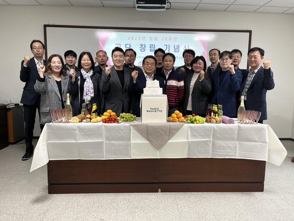 ▲ 동대문구시설관리공단 인택환 이사장(가운데), 이원성 경영본부장(왼쪽에서 3번째)과 근속 20년 직원들과 기념 촬영 모습.