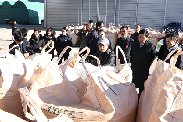 ▲ 주낙영 경주시장이 공공비축미곡 수매현장에 방문했다.