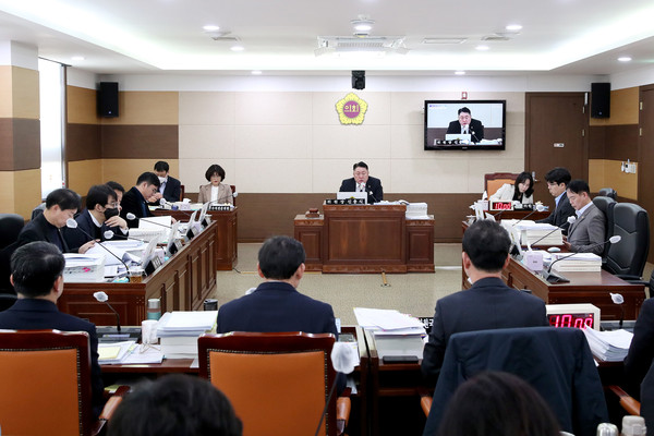 ▲ 교육위원회 행정사무감사 모습.