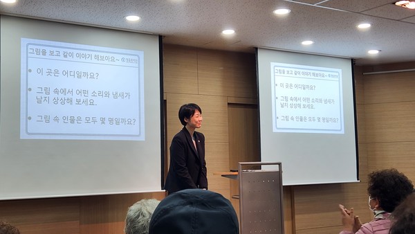 ▲ 강남구의회 오온누리 의원이 청음복지관에서 어르신들에게 인사를 하고 있다.