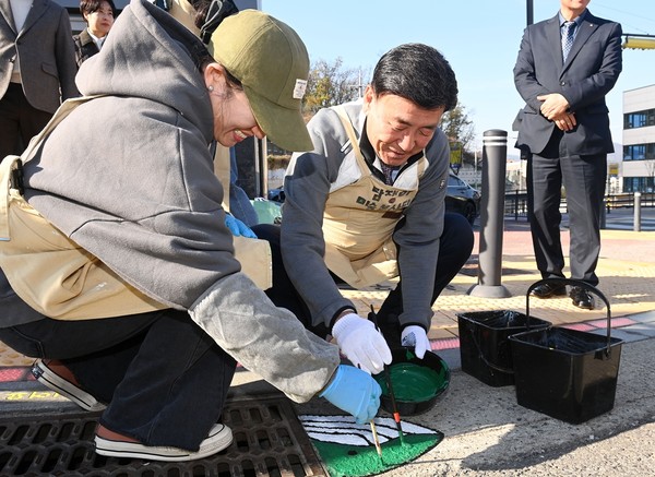 ▲ 방세환 광주시장이 담쟁이미술봉사단과 일러스트 보수작업을 하고 있다.