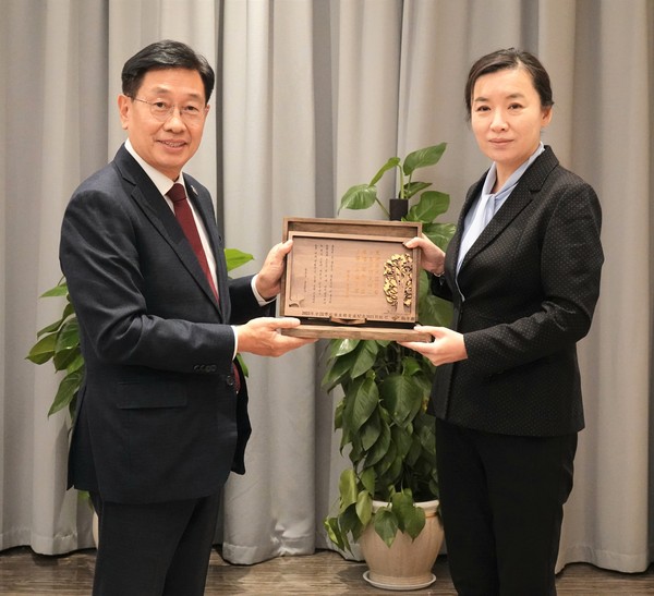 ▲ 전진선 양평군수(좌)와 중국 장홍위 당서기(우).