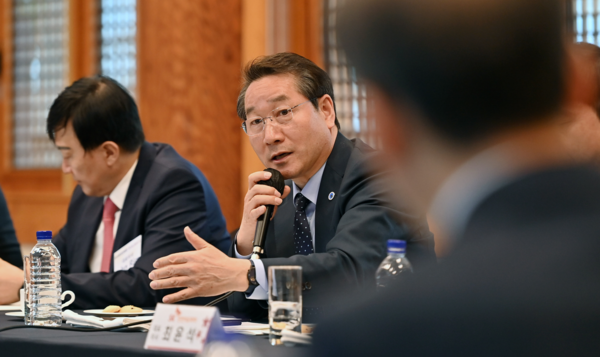 ▲ 유정복 인천광역시장이 인천 지역 대기업 상생발전 간담회에서 참석자들과 토론을 하고 있다.