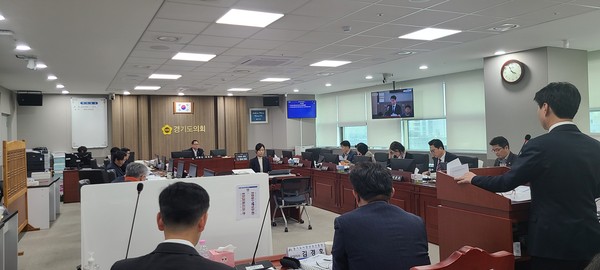 ▲ 경기도시장상권진흥원 행정사무감사 질의 모습.