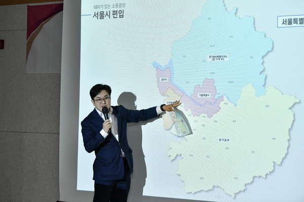 ▲ 김병수 김포시장이 구래동, 마산동 간담회에서 서울편입에 대해 설명하고 있다.