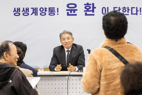 ▲ 윤환 계양구청장이 구민과 대화하고 있다.