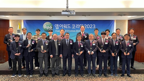 ▲ 앱 어워드 코리아 대상 수상 단체사진(앞줄 좌측에서 세번째 민경선사장).