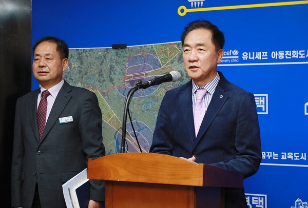 ▲ 정장선 평택시장이 미군기지 주변 고도 제한 완화 호소문을 발표하고 있다.