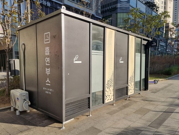 ▲ 하남시 미사문화거리에 설치된 밀폐형 흡연 부스.