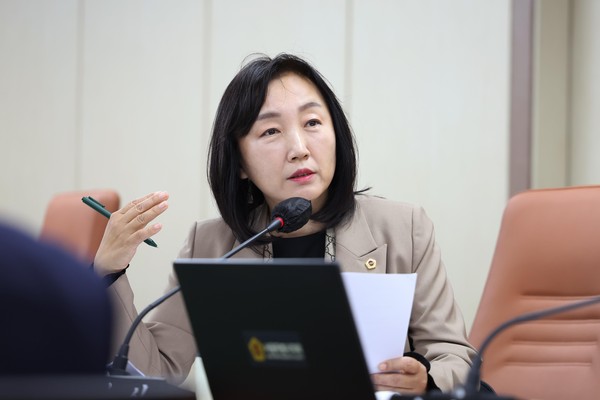 ▲ 미래한강본부 대상 행감 진행하는 이영실 의원.
