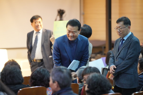 ▲ 1일 현장구청장실 시작 전 이승로 구청장이 주민과 인사를 나누고 있다.