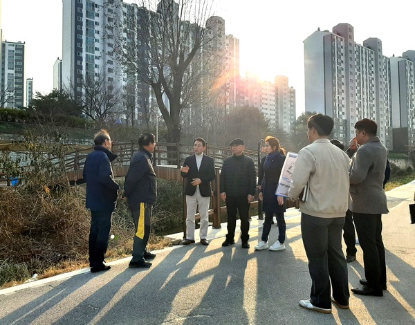 ▲ 소흘읍 서희제방도로 민원현장 점검 모습.