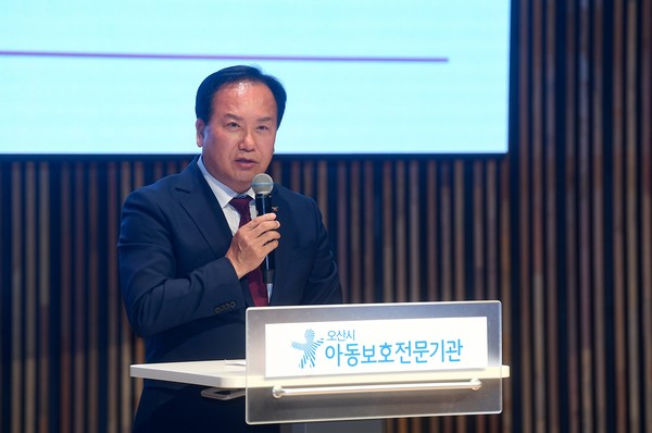 ▲ 이권재 오산시장이 오산시아동보호전문기관 1주년 기념 성과보고회에서 인사말을 하고 있다.