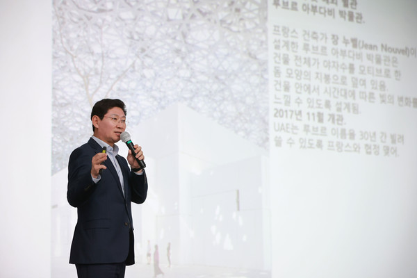 이상일 용인특례시장이 16일 시청 컨벤션홀에서 용인시자원봉사대학 봉사단을 대상으로 인문학 특강을 진행하고 있다