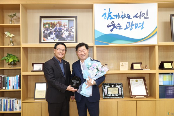 광명시는 박승원 시장이 택시산업 발전을 위한 적극적인 지원에 대한 감사의 뜻으로 지난 16일 광명시개인택시조합으로부터 감사패를 받았다고 밝혔다