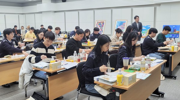 ▲ 폐지 활용 친환경 물품 만들기 봉사활동 현장.