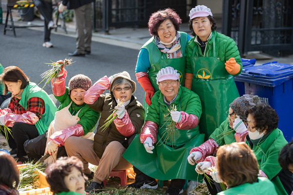 ▲ 광진구 새마을부녀회 주관 ‘사랑의 김장 담가 드리기’에 참여한 김경호 구청장(왼쪽 4번째).