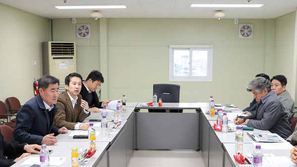 ▲ 안산시의회 송바우나 의장과 유재수 도시환경위원장 최진호 의원이 17일 단원구 성곡동 반달섬 일대에서 현장 간담회를 개최했다. 사진은 이날 간담회 중 한 장면.