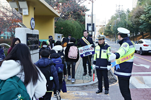 ▲ 이영훈 미추홀구청장이 학산초등학교 등굣길 교통안전 캠페인을 진행하고 있다.