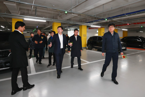 ▲ 이상일 용인특례시장이 포곡읍 둔전 공영주차장을 둘러보고 있다.