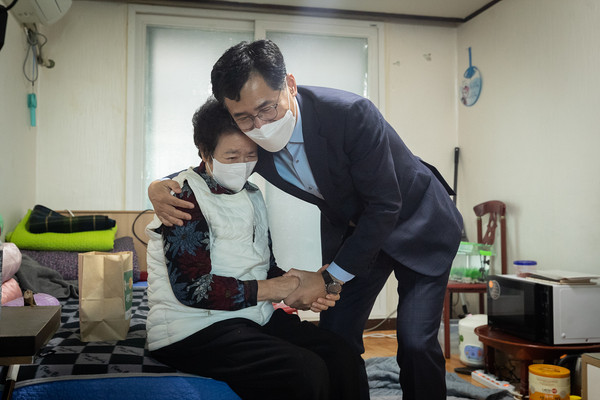 ▲ 지난 겨울 관내 어르신댁을 찾아 안부인사를 전하고 있는 이기재 양천구청장.