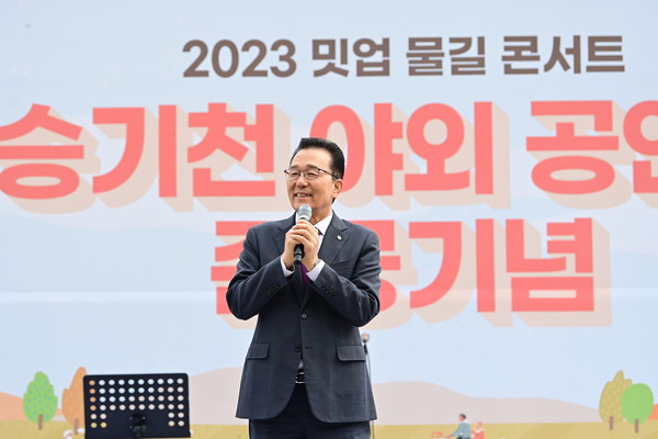 ▲ 이재호 연수구청장이 승기천 야외공연장 준공기념 밋업 물길 콘서트에서 인사말을 하고 있다.