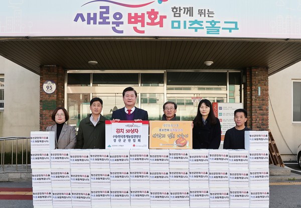 ▲ (사)한국후계농업경영인 정선군연합회가 전달한 김치 50상자.