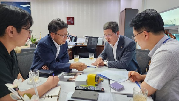 ▲ 지난 9월 김학용 의원, 이용욱 국토부 도로국장과 안성~화성 민자고속도로 관련 협의 모습.