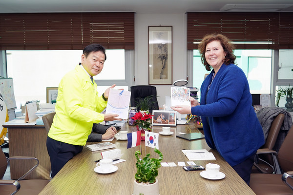 ▲ 저서 교환하는 이필형 구청장(사진 왼쪽)과 Chaire-ETI 캐서린 걀(Catherine Gall) 이사(사진 오른쪽)