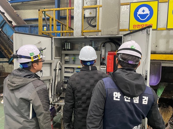 ▲ 환경기초시설 전기설비 합동 안전 점검 실시 모습.