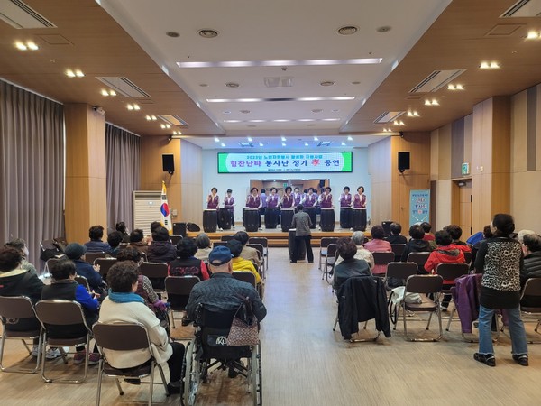 ▲ 선배시민 봉사단 정기孝공연.