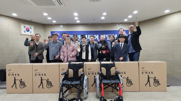 ▲ 성남시청소년재단, 장애 청소년·청년을 위한 휠체어 스포크가드 전달식.