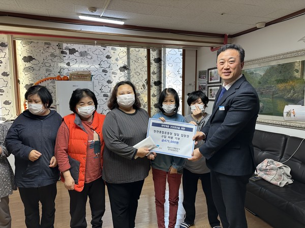 ▲ 탄천종합운동장 소장(오른쪽)이 성남 에덴의 집을 방문해 기부금을 전달하고 있다.