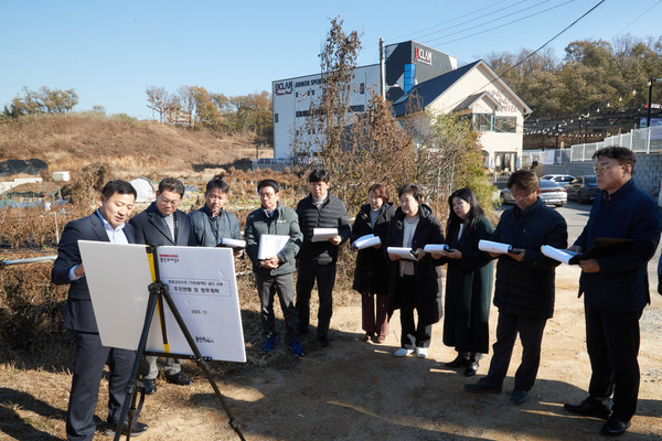 ▲ 영동고속도로 동백IC 신설 사업 현장 현지확인하는 도시건설위원회 위원들.