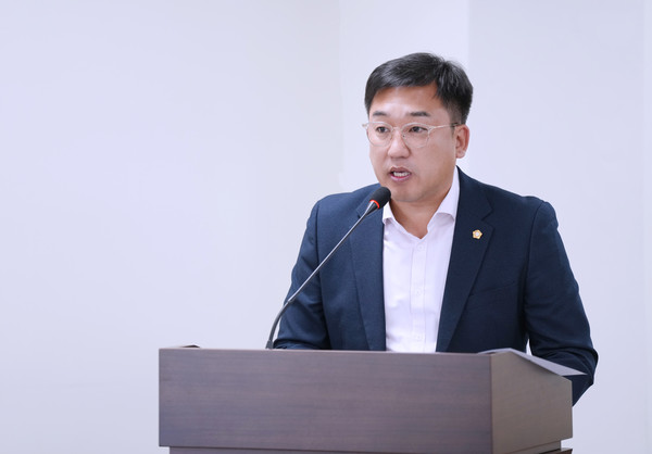 ▲ 제325회 하남시의회 임시회 제1차 자치행정위원회 회의에서 임희도 의원이 발의한 개정조례안에 대해 제안설명을 하고 있다.