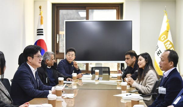 ▲ 김병수 김포시장(좌)이 관내 거주 외국인주민들과 차담회를 가지고 있다.