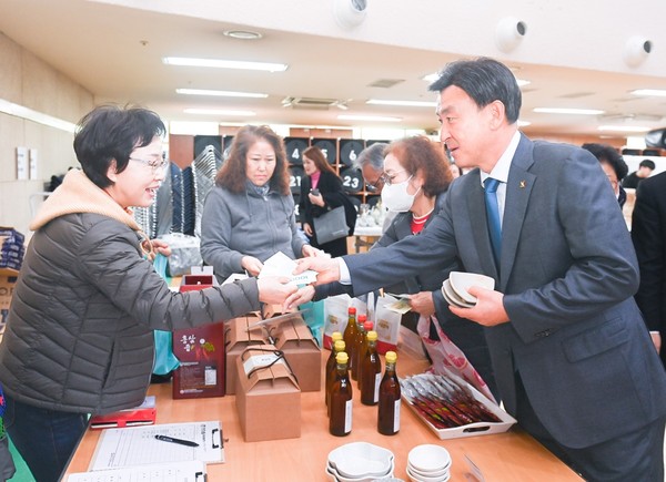 ▲ 모아장터에 방문한 방세환 광주시장.