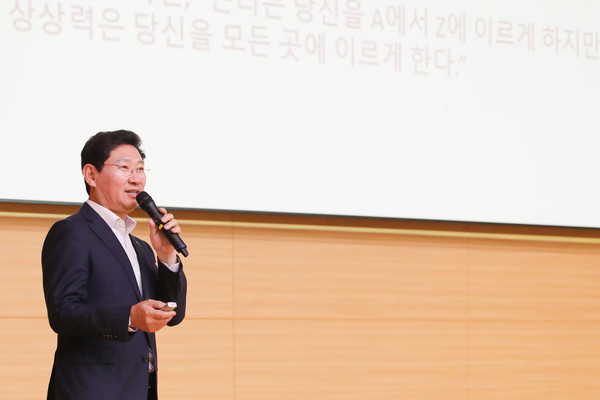 ▲ 용인한국외국어대학교부설고등학교에서 명사 특강을 하고 있는 이상일 용인특례시장.