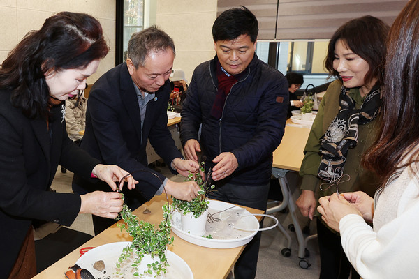 ▲ 늘솔길 숲 이야기 개관식에 참석한 박종효 인천남동구청장(좌측에서 세번째).