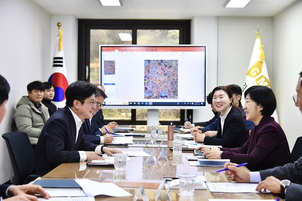 ▲ 김병수 김포시장(좌)이 한화진 환경부 장관(우)과 논의를 진행하고 있다.